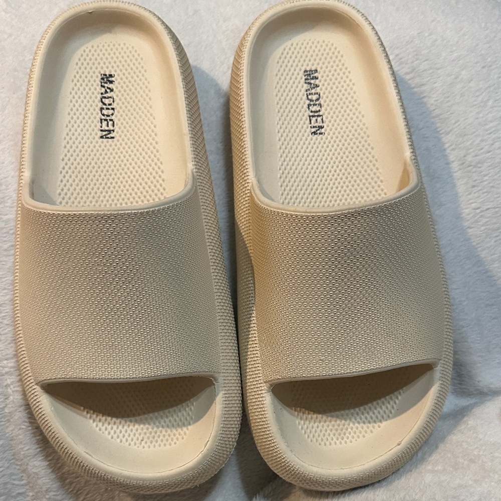 Steve Madden Cream Slide Sandals (no shoe box)